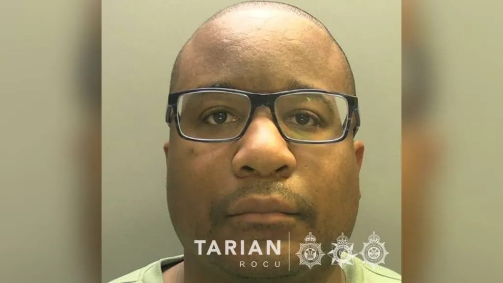 Faux badge et documents utilisés par un escroc se faisant passer pour un agent de la BBC