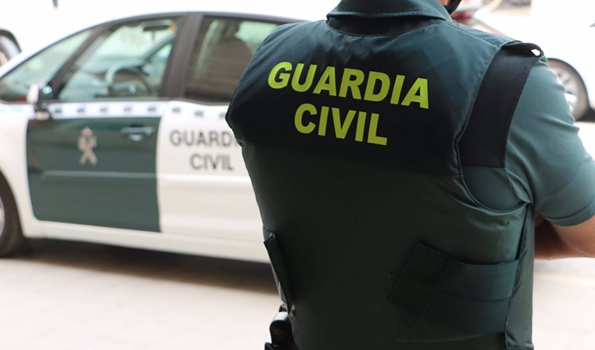 Agent de la Guardia Civil espagnole présentant des fonds saisis lors d'une arnaque amoureuse