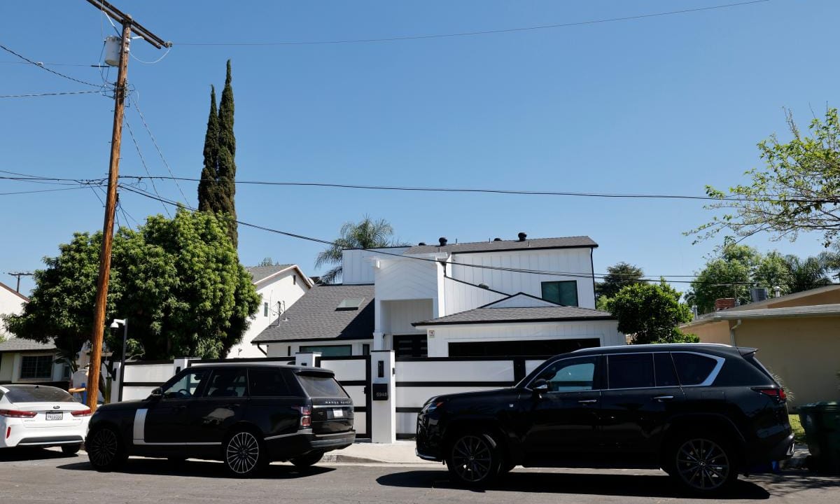Menottes et documents saisis lors d'un coup de filet contre une fraude à Los Angeles