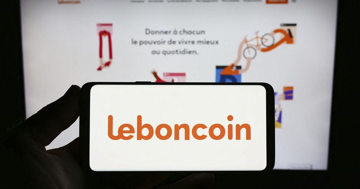 Smartphone affichant un écran de paiement, illustration d'une fausse confirmation de virement