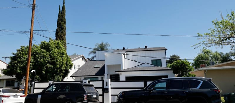 Menottes et documents saisis lors d'un coup de filet contre une fraude à Los Angeles