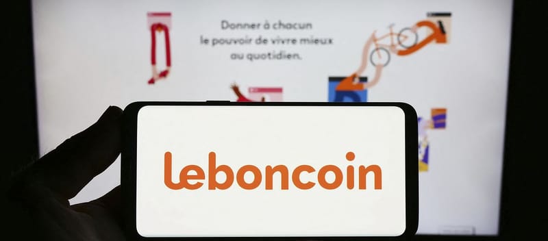 Smartphone affichant un écran de paiement, illustration d'une fausse confirmation de virement